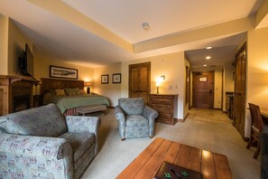 Find peace and relaxation with your close friends and family in this stunning living room featuring natural decor.