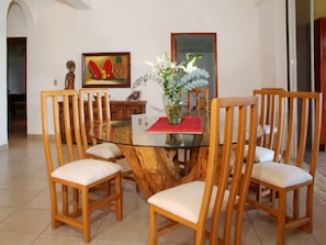 Spacious Dining Area (dining table seats 6 to 8)