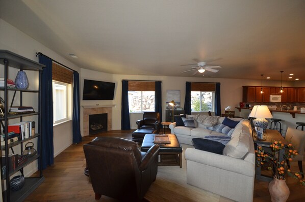 Beautiful open floor plan. A Desk with an outlet for your computer behind sofa.
