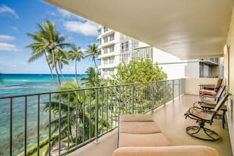 Spacious 2 Bedroom Oceanfront Condo with Full Kitchen & 'Wrap around' Lanai
