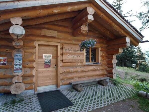 Eigentum, Pflanze, Fenster, Holz, Gebäude, Hütte, Haus, Baum, Abstellgleis, Dach