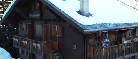 Bâtiment, Propriété, Fenêtre, Neige, Maison, Bois, Porte, Chalet, Arbre, Véhicule