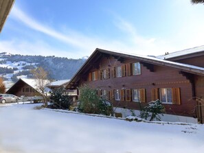 Nuage, Ciel, Neige, Bâtiment, Propriété, Plante, Fenêtre, Montagne, Pente, Maison