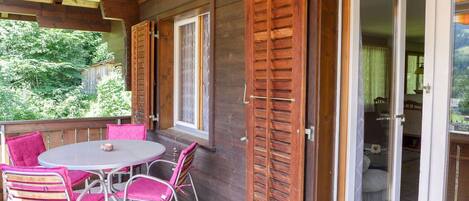 Gebäude, Tabelle, Möbel, Fenster, Stuhl, Pflanze, Holz, Schatten, Interior Design