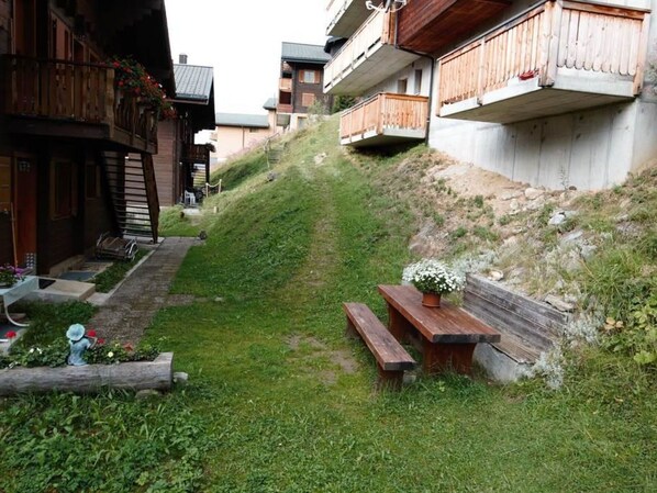 Plante, Ejendom, Bygning, Græs, Land Lot, Udendørs Bench, Udendørs Møbler, Træ, Biome, Urban Design