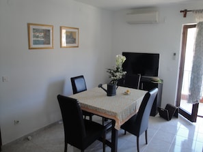 A1-Mande (3+1): dining room