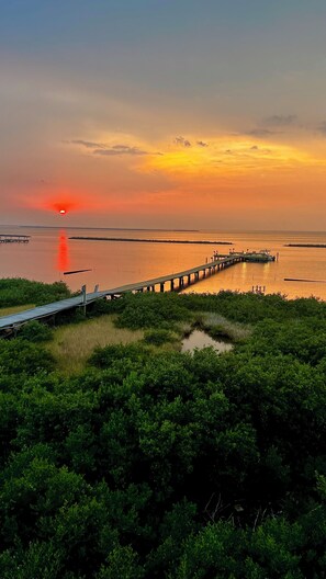 450' Pier fishing lights turn on dusk to dawn. (6) boat slips.