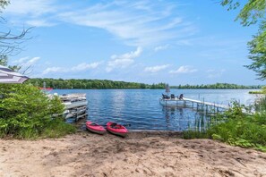 6 kayaks for you to enjoy exploring the lake and islands.