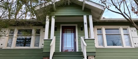 1925 Cottage with all the modern amenities. 