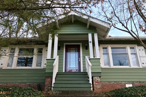 1925 Cottage with all the modern amenities. 