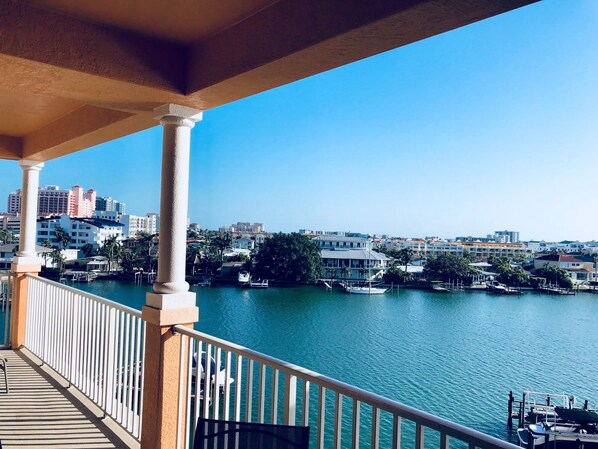 balcony where you can watch the dolphins 