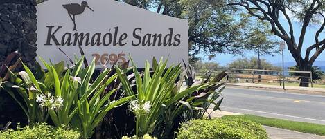 Entrance to Kamaole Sands with ocean view.