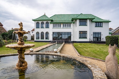 Stunning and unique, the iconic Art Deco House on the Isle of Wight