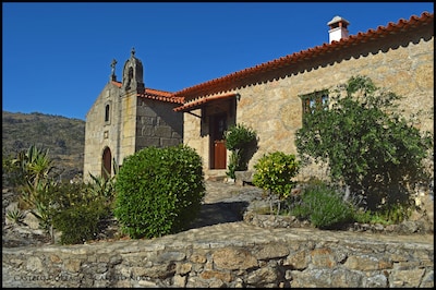 Hermosas pasarelas de granito con flores en el corazón de este histórico pueblo castillo