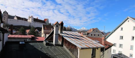 Schloss und Berge am Tag - Blick vom Wohnzimmer.