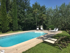 Calme et détente autour de la piscine ..🌴👙👓