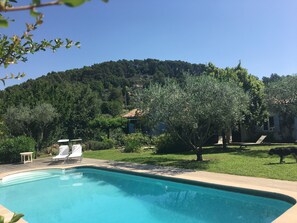 Détente assurée autour de la piscine..😎