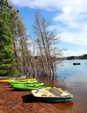 We offer 4 kayaks, a pontoon and a paddleboat for our guest to use complimentary