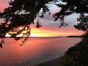 Sunrise on Marrowstone Island (Mt.Rainier)