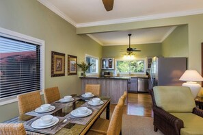 Indoor dining for 6 in addition to outdoor lanai dining