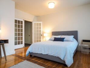 Master bedroom with queen bed / Chambre des maîtres avec grand lit (queen)