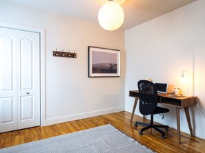 Master bedroom with office / Chambre des maîtres avec bureau de travail