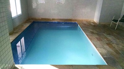 EXCELENTE APARTAMENTO 02 DORM, AR, PISCINA, SAUNA, WI FI, CHURRASQUEIRA ETC