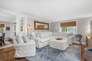 Spacious main living area with comfortable seating for everyone - 10 Seventh Street Harwich Cape Cod - Cape Vista - NEVR