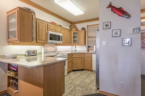 Large Kitchen with Brand New Appliances 