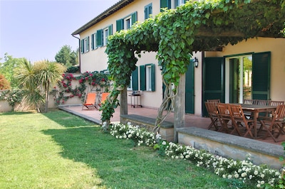Exclusive family villa (16 beds) with pool and tennis in Rome countryside