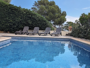 Pool with 4 sunbeds