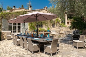 Outdoor dining for 14