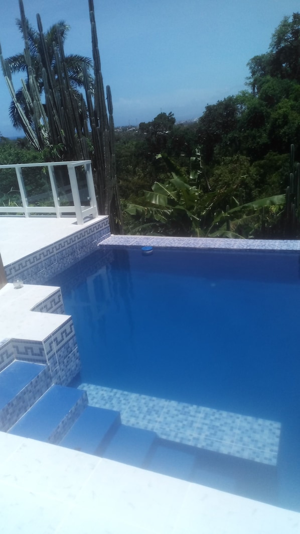 Pool mit Blick auf Puerto Plata