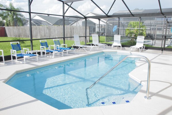 Large Pool with Screen 