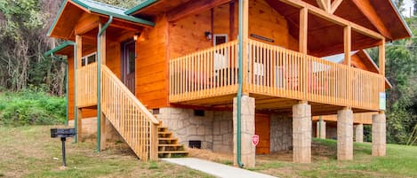 NEW CABIN! River Romance! - New Construction with Big Screen TV, wifi, hot tub, jazuzzi, King bed, & more!