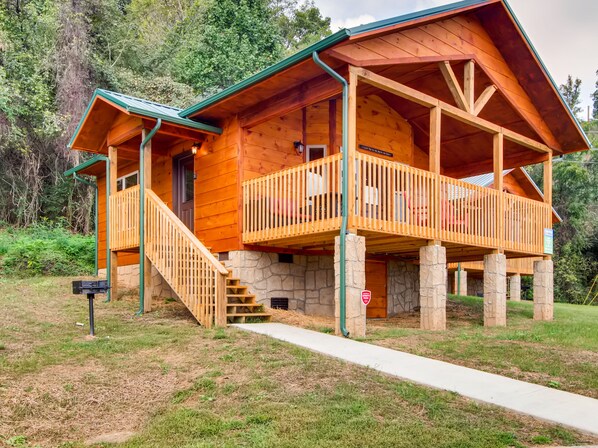 NEW CABIN! River Romance! - New Construction with Big Screen TV, wifi, hot tub, jazuzzi, King bed, & more!