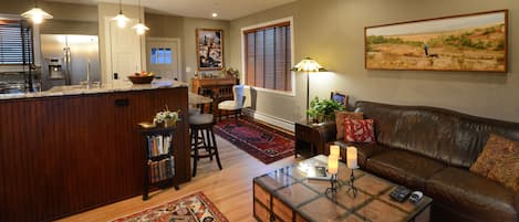 living room with wet bar and writing desk 