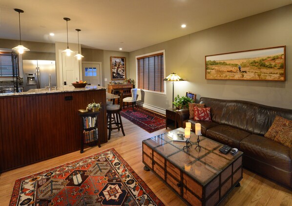 living room with wet bar and writing desk 