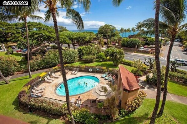 Maui Vista grounds