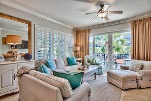 Living Room - Spacious Living Room