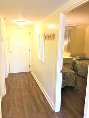 Main entry foyer/hallway