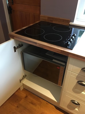 Oven, microwave, George Forman grill hob and toaster 