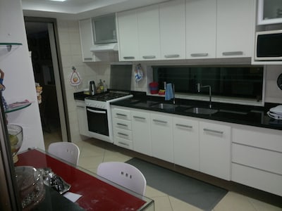 Casa Muro Alto c/ cozinheira e limpeza (5 qt/4 st) em Cond fechado alto padrão