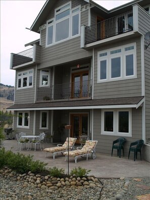 Overlooking Curlew Lake and surrounding mountains, with views from three levels.