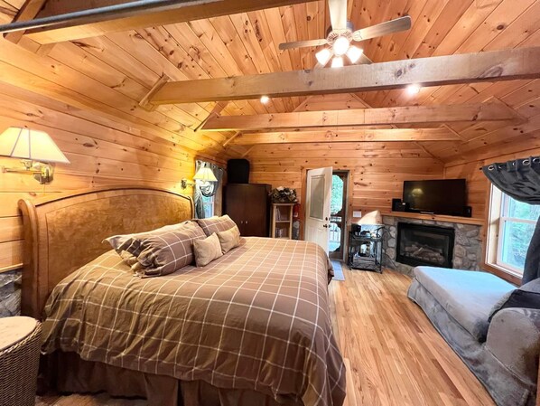 Very comfy king size bed waiting for your arrival!!