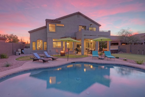 View beautiful sunrises from the backyard of magnificent MESA BOULDER CANYON.