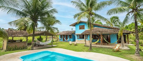 Fachada frontal com quiosque, piscina.