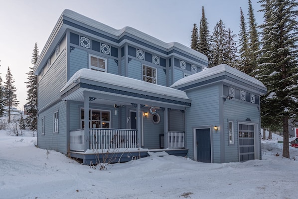 Beautiful 4 Bedroom/4 Bath Home Right on to Ski Way