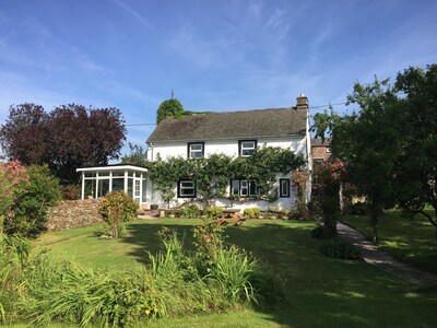 Cottage con Encanto, 18 de vigas de roble del siglo con grandes jardines junto a un río pequeño