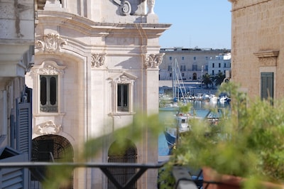 Palazzo Bianchi Domus Holidays - Historische Apartment mit Blick auf den Hafen